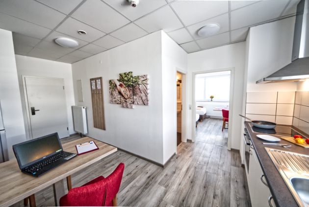 Zentraler Aufenthaltsbereich mit Küche